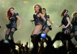 Beyonce on stage with her dancers