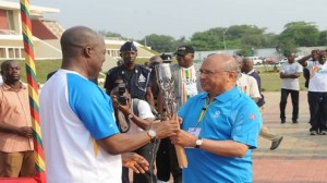 amissah-arthur-receives-queens-relay-baton